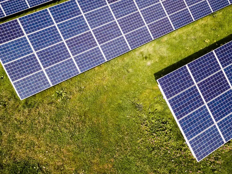 Neue Photovoltaikmodule auf einem Dach