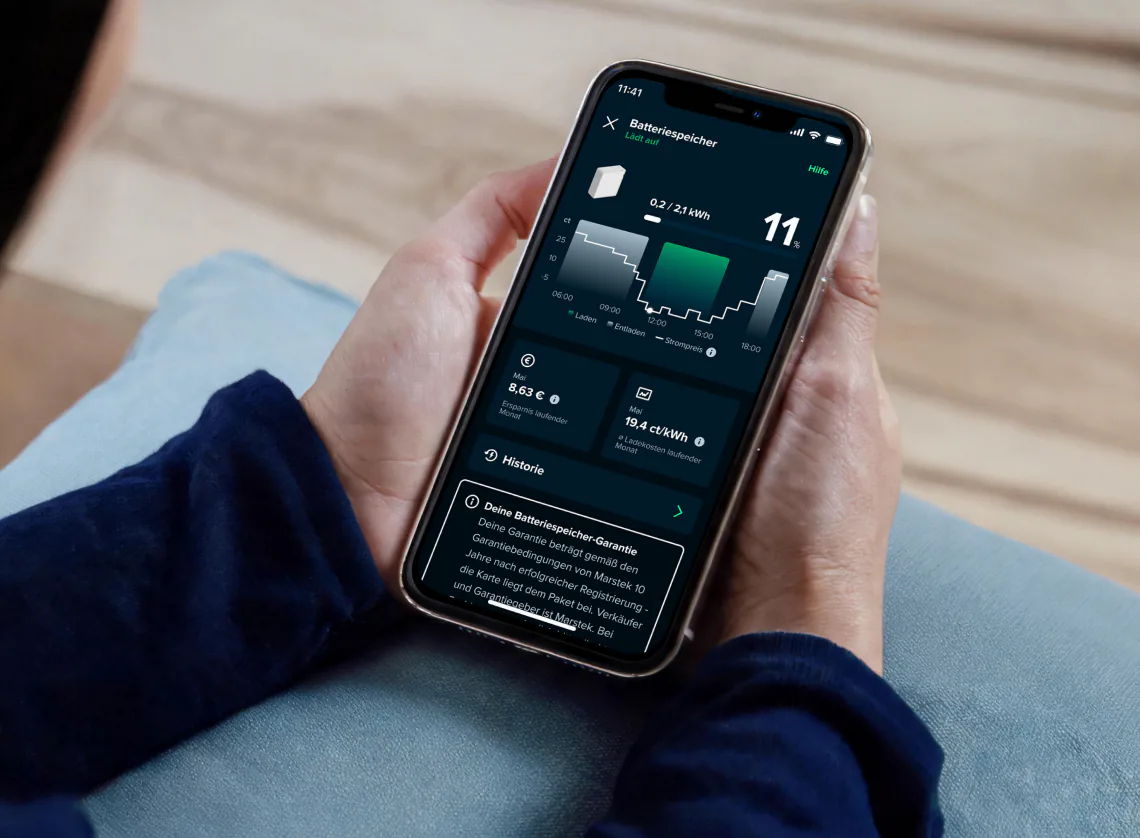 Person nutzt die Rabot App auf dem Smartphone