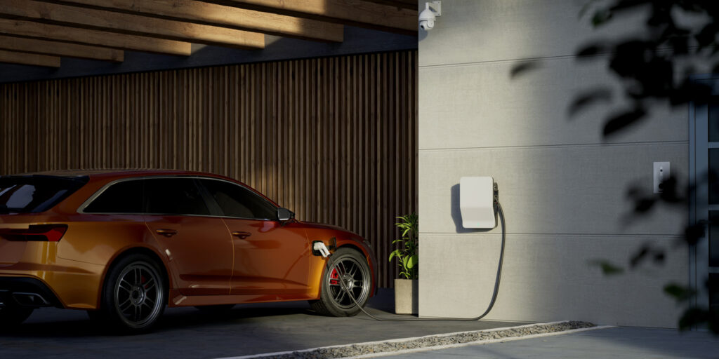 EV-Hybridfahrzeug wird über eine Wallbox aufgeladen