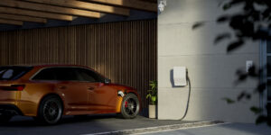 EV-Hybridfahrzeug wird über eine Wallbox aufgeladen