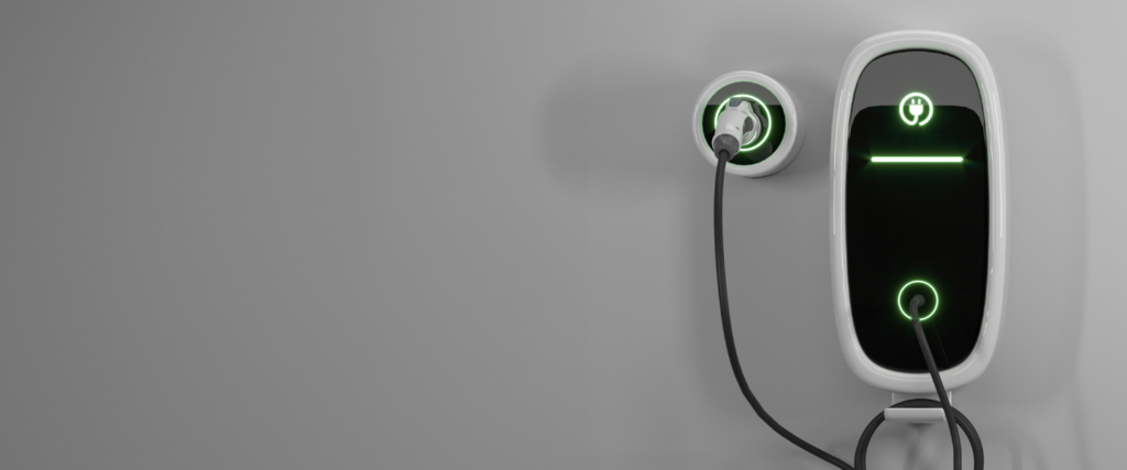 Eine smarte Ladestation oder Intelligente Wallbox für Elektroautos hängt an einer weißen Wand