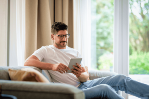 Mann schaut auf einen Tablet