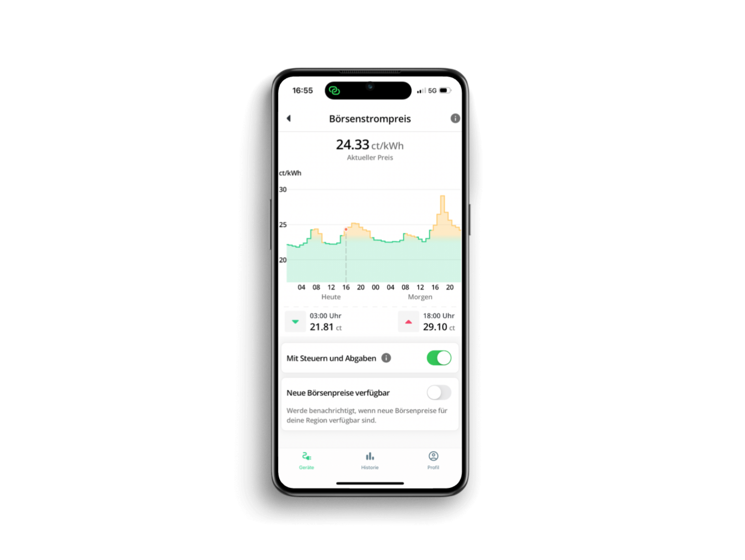 Smartphone-Bildschirm zeigt die Börsenstrompreis-Seite einer Smart Home App. Der aktuelle Preis beträgt 24,33 ct/kWh. Ein Diagramm zeigt die Preisentwicklung über einen Zeitraum. Weitere Details beinhalten Preise um 03:00 Uhr (21,81 ct/kWh) und 18:00 Uhr (29,10 ct/kWh). Ein Schalter ermöglicht das Ein- oder Ausschalten von Steuern und Abgaben, und es gibt eine Benachrichtigung über neue Börsenpreise.